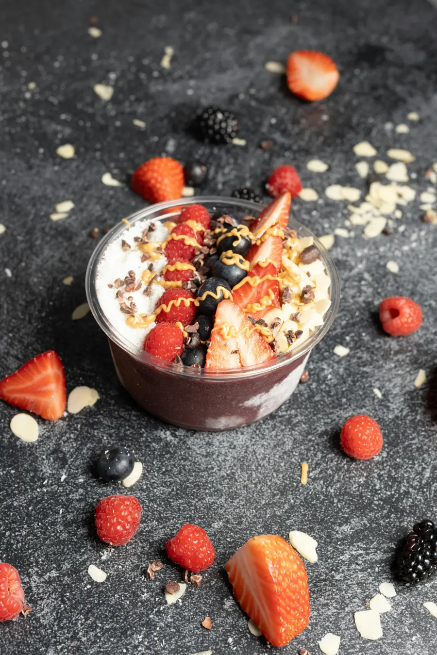 Pote de açaí com morango, banana, granola e leite condensado