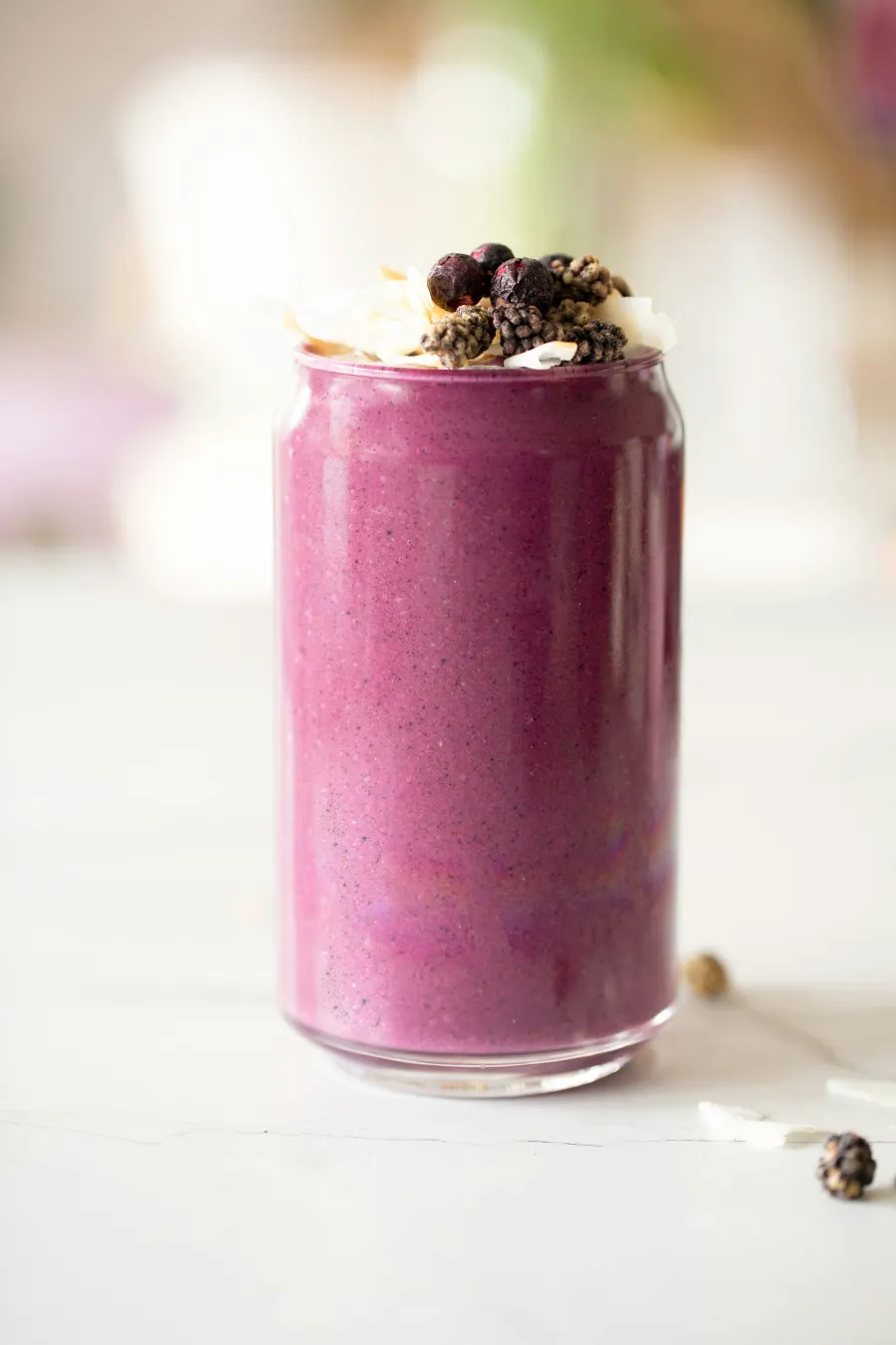 Copo alto de vitamina de açaí com granola por cima