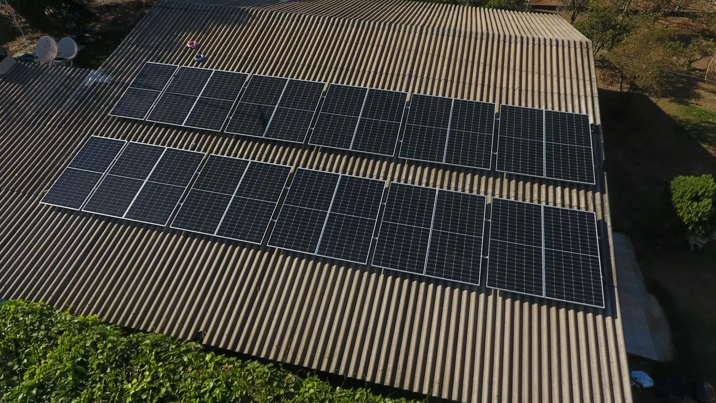 Painéis solares em telhado de fibrocimento visto de cima