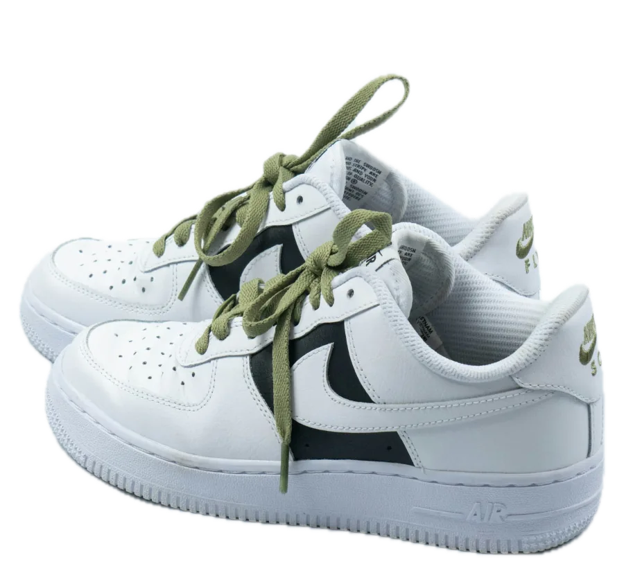 Par de tênis Nike Air Force 1 branco com cadarço verde