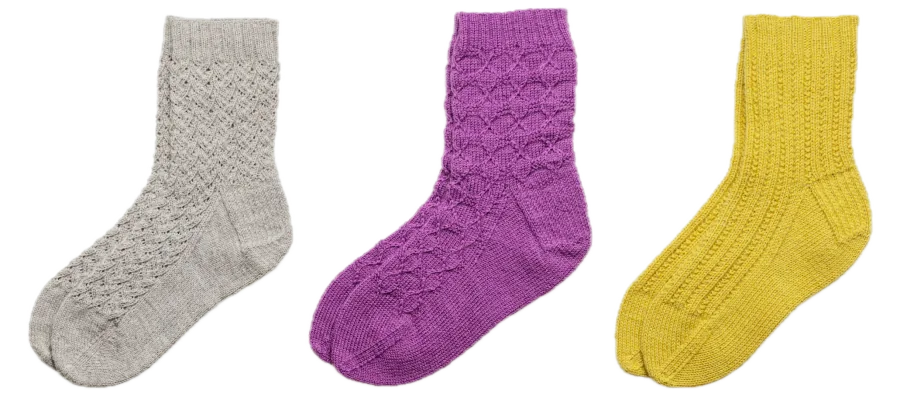 Três meias de cano médio, cinza, roxa e amarela