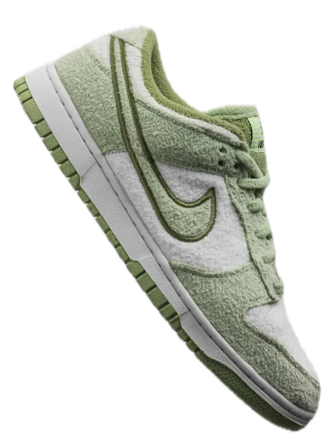 Tênis Nike Dunk Low de camurça verde clara e branco