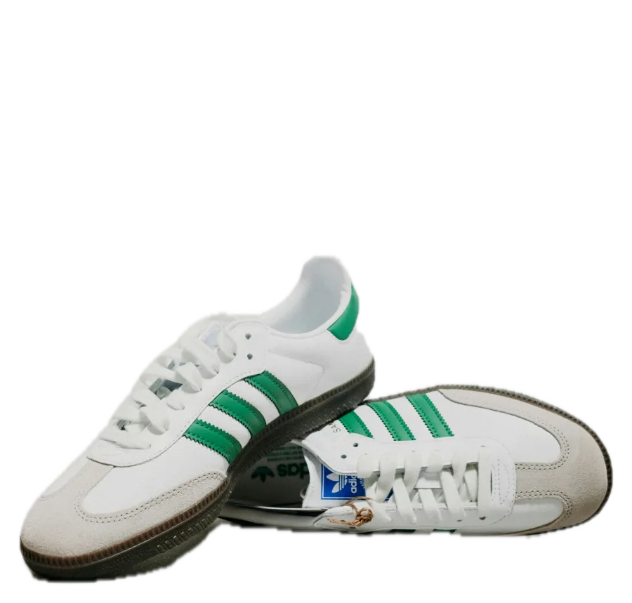Par de tênis Adidas Samba branco com listras verdes e sola marrom