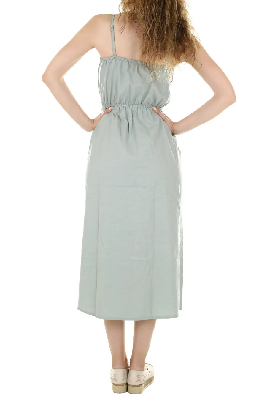 Vestido midi verde-água de alça larga e cintura franzida