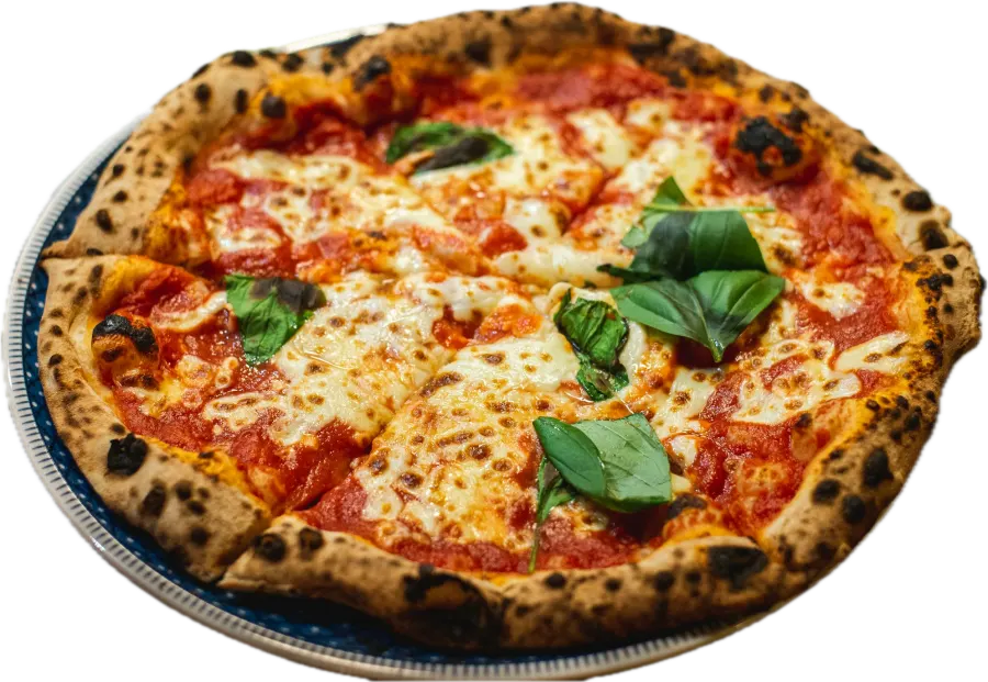 Pizza margherita de forno a lenha, com a borda manchada de queimado, servida no prato