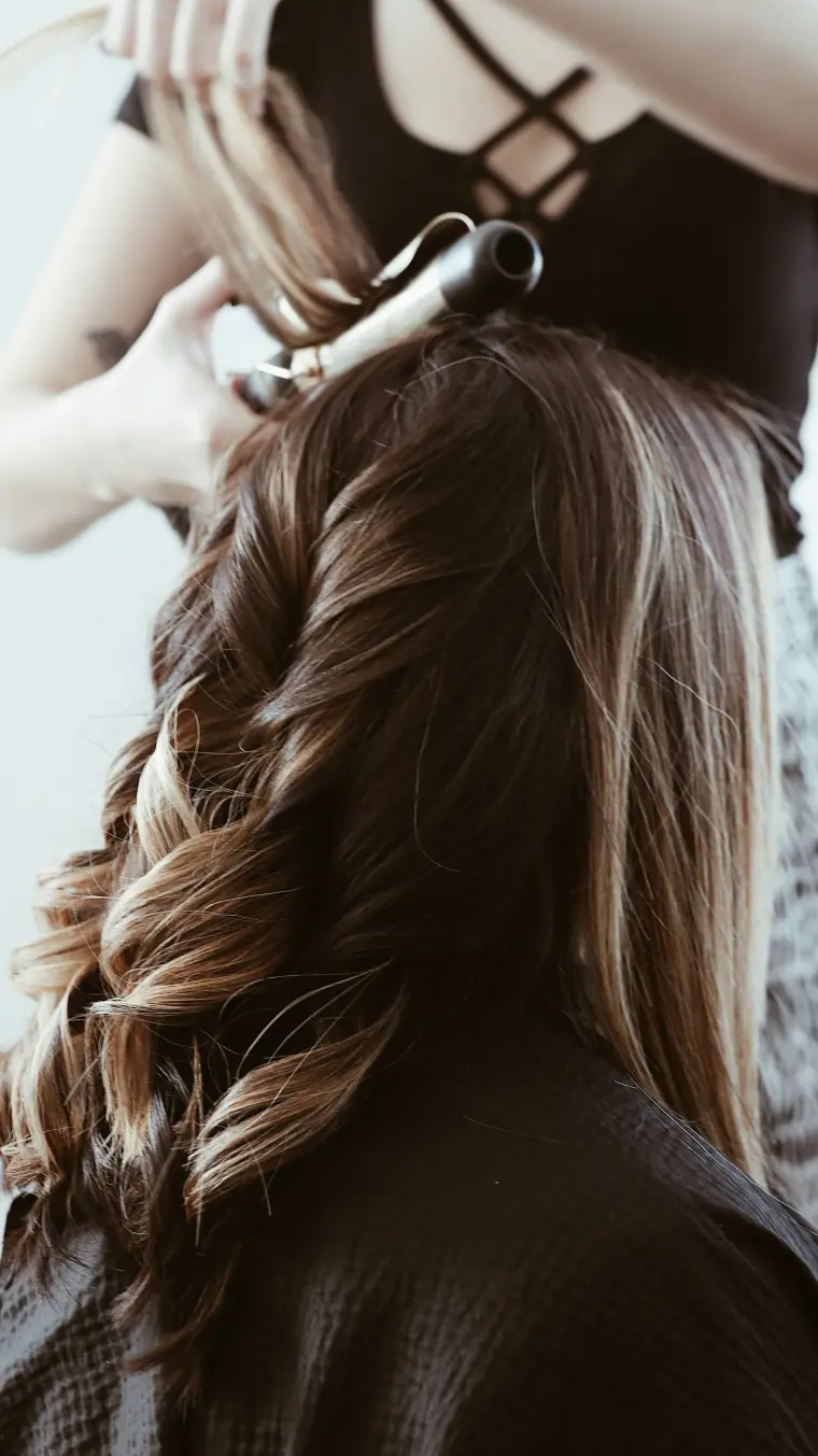 Escova com ondas longas em cabelo castanho