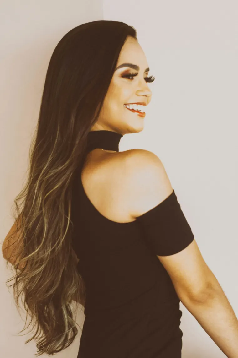 Mechas castanhas com pontas mais claras em cabelo longo, vistas de lado